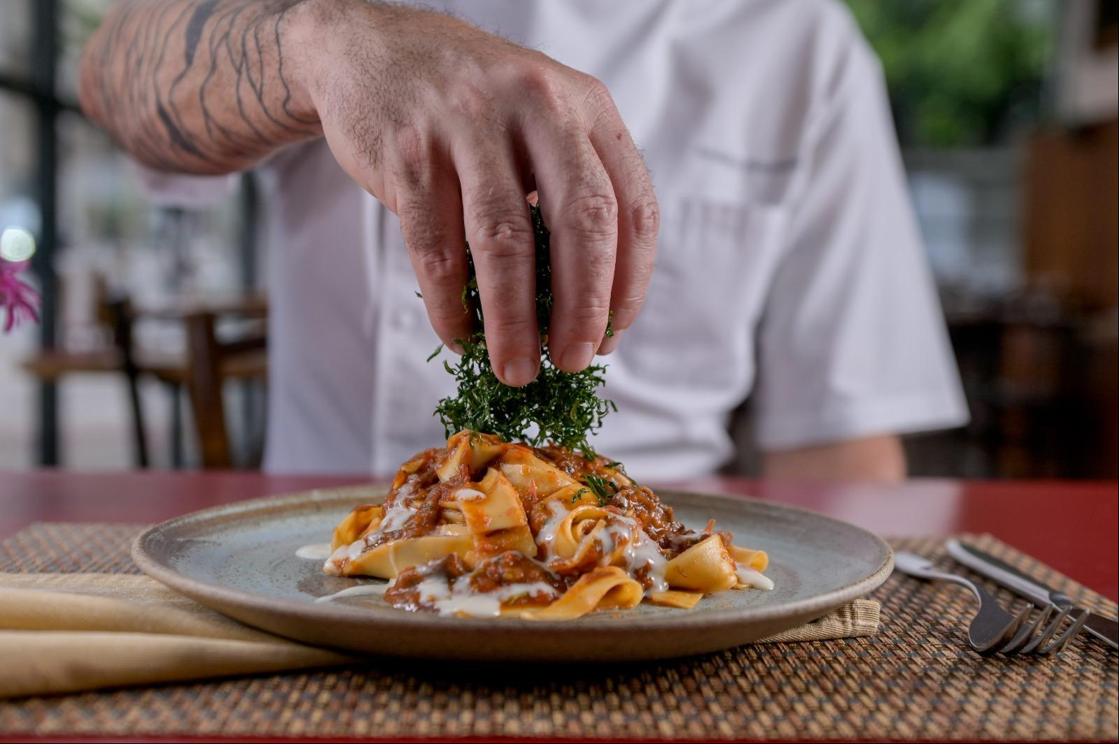 Pappardelle com carne de sol, requeijão e crocante de couve da Cantina Piacenza (Foto: Fred Magno)
